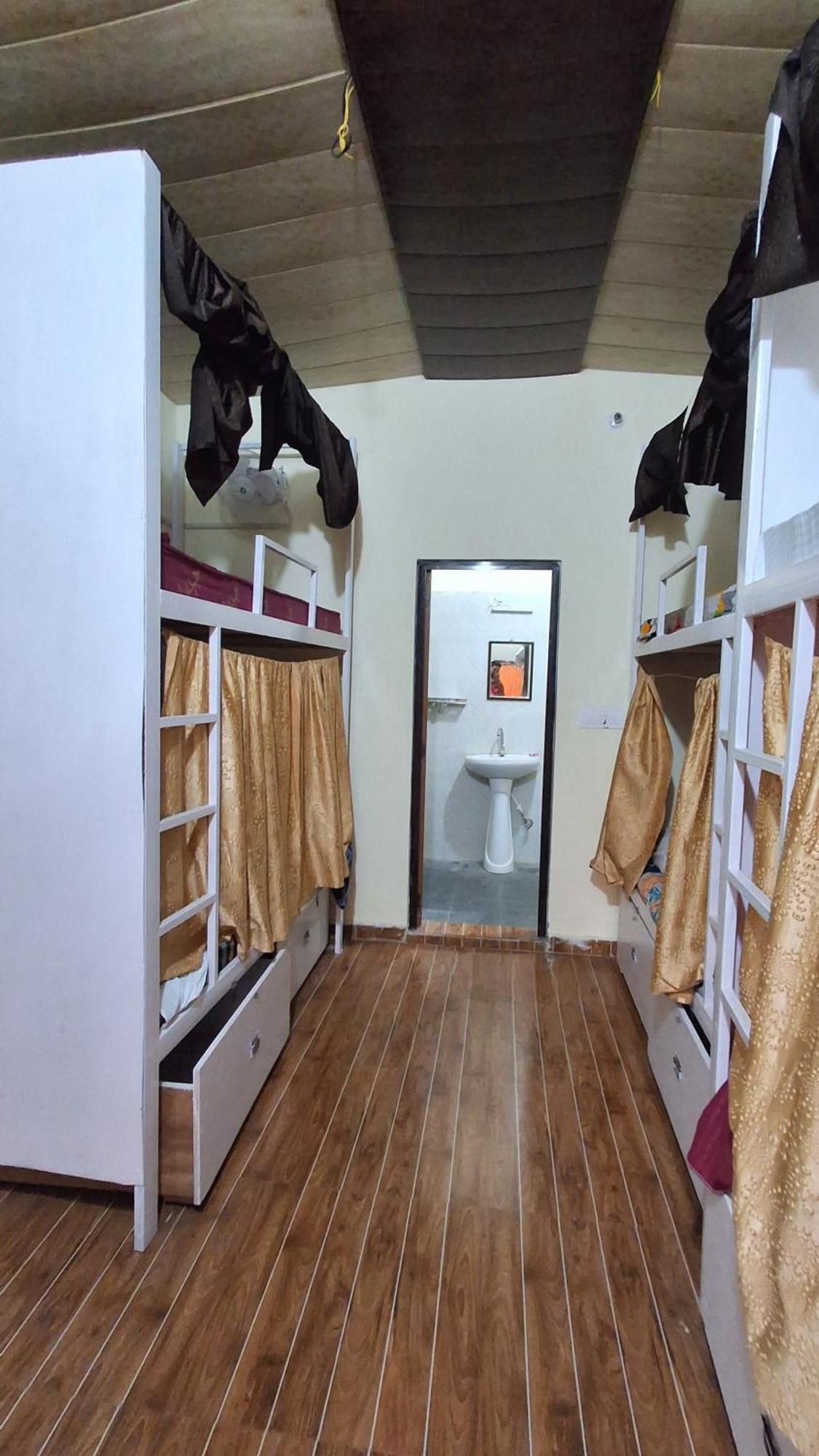 Landlopers Hostel リシケーシュ エクステリア 写真